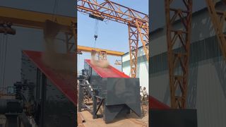 Trwa test fabryczny trójwarstwowego przesiewacza wibracyjnego. Trójwarstwowy przesiewacz wibracyjny modelu 2160