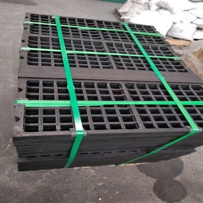 Gumowy panel sitowy do zastosowań górniczych 305×610 mm o twardości 80 Shore i otworach tnących do mokrego przetwarzania rudy