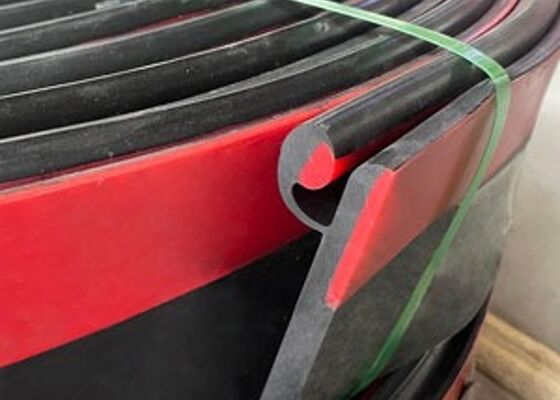 Polyuretanowy przenośnik do kontroli pyłu Skirting Flexible Mining Conveyor Sealing Strip