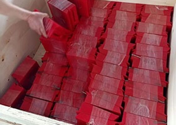 Zgarniak z poliuretanowego przenośnika taśmowego Czerwone ostrze Odporne na uderzenia górnicze części eksploatacyjne